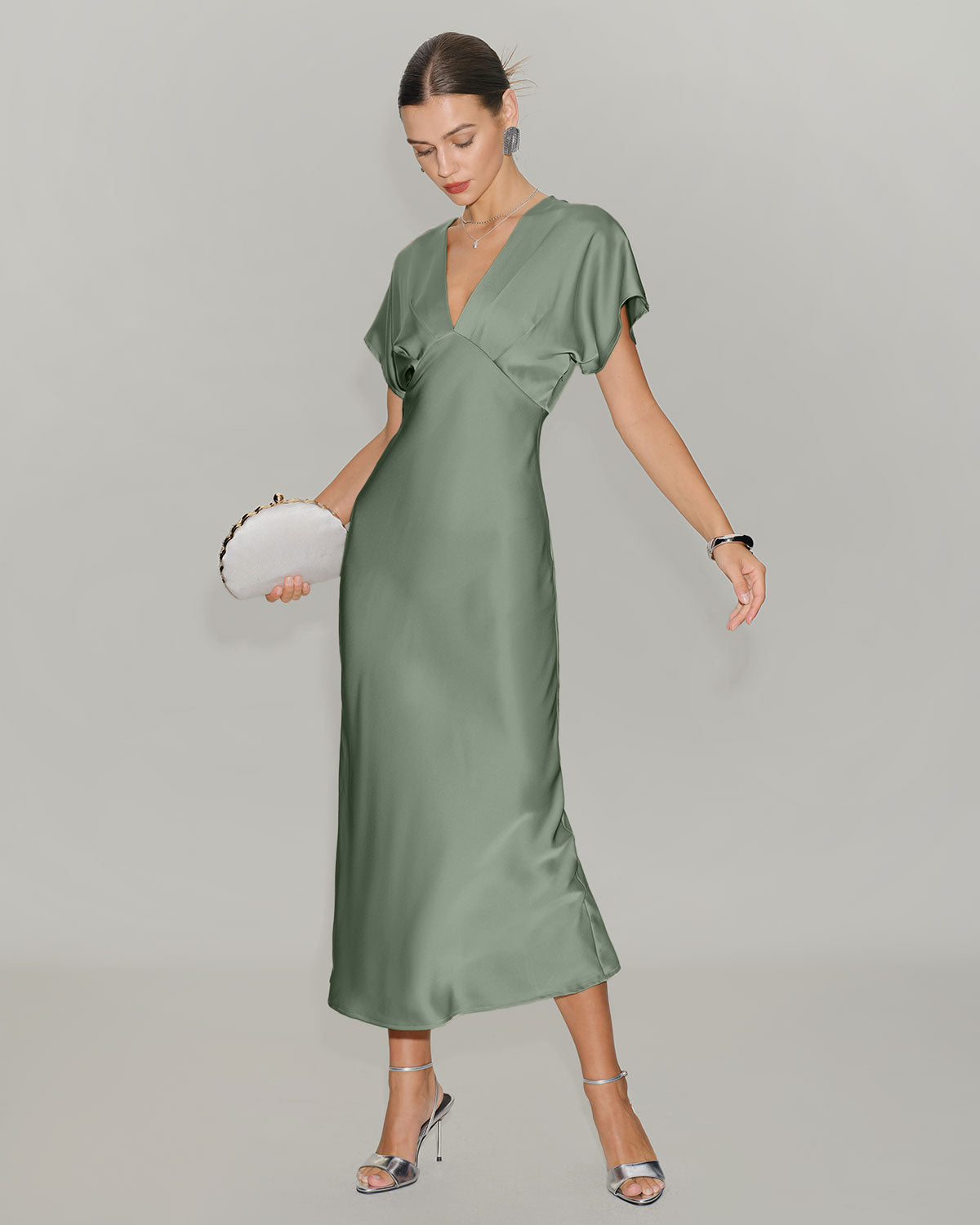 Vestido midi em cetim verde com decote em V e corte evasê