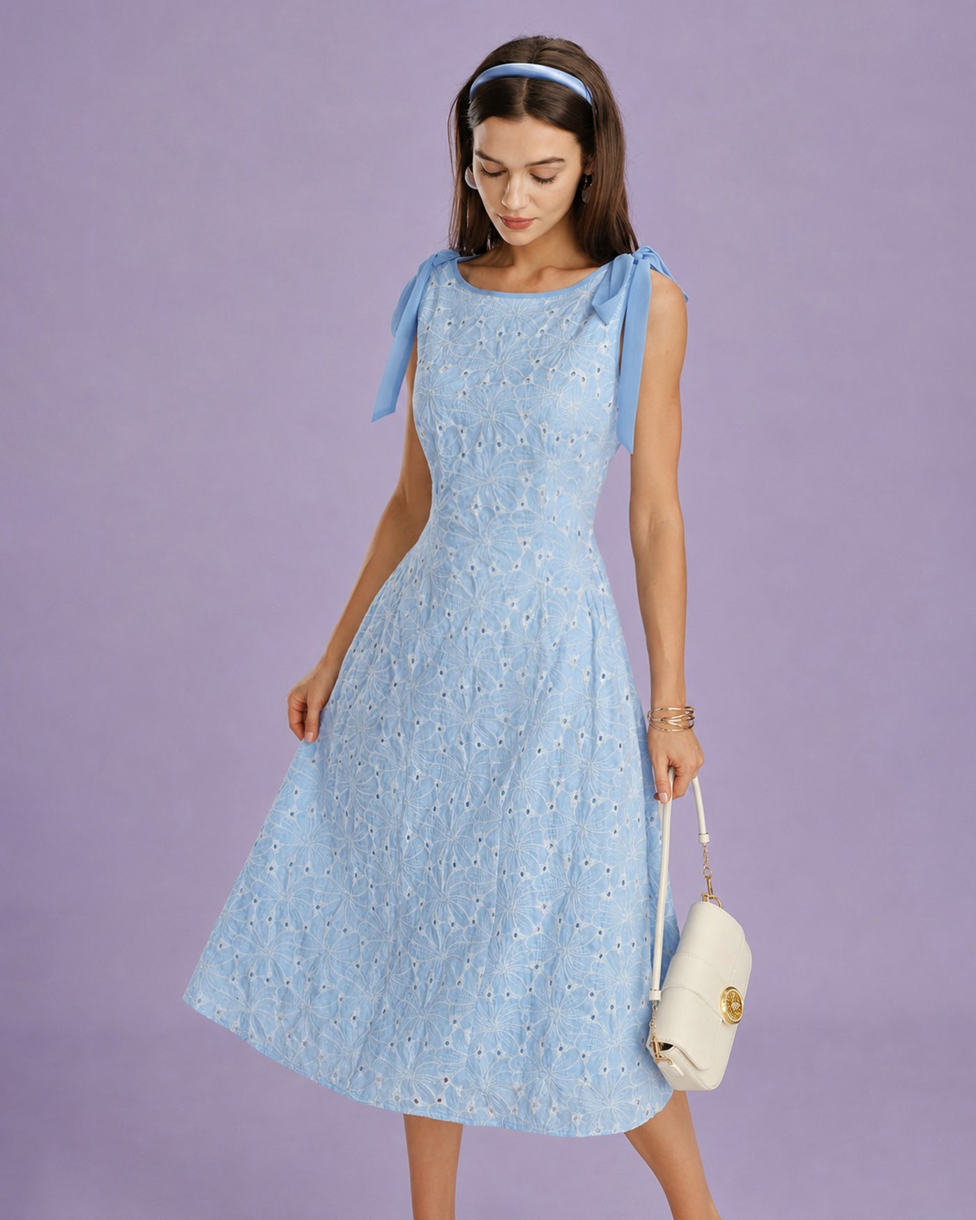 Vestido midi azul com bordado e decote canoa