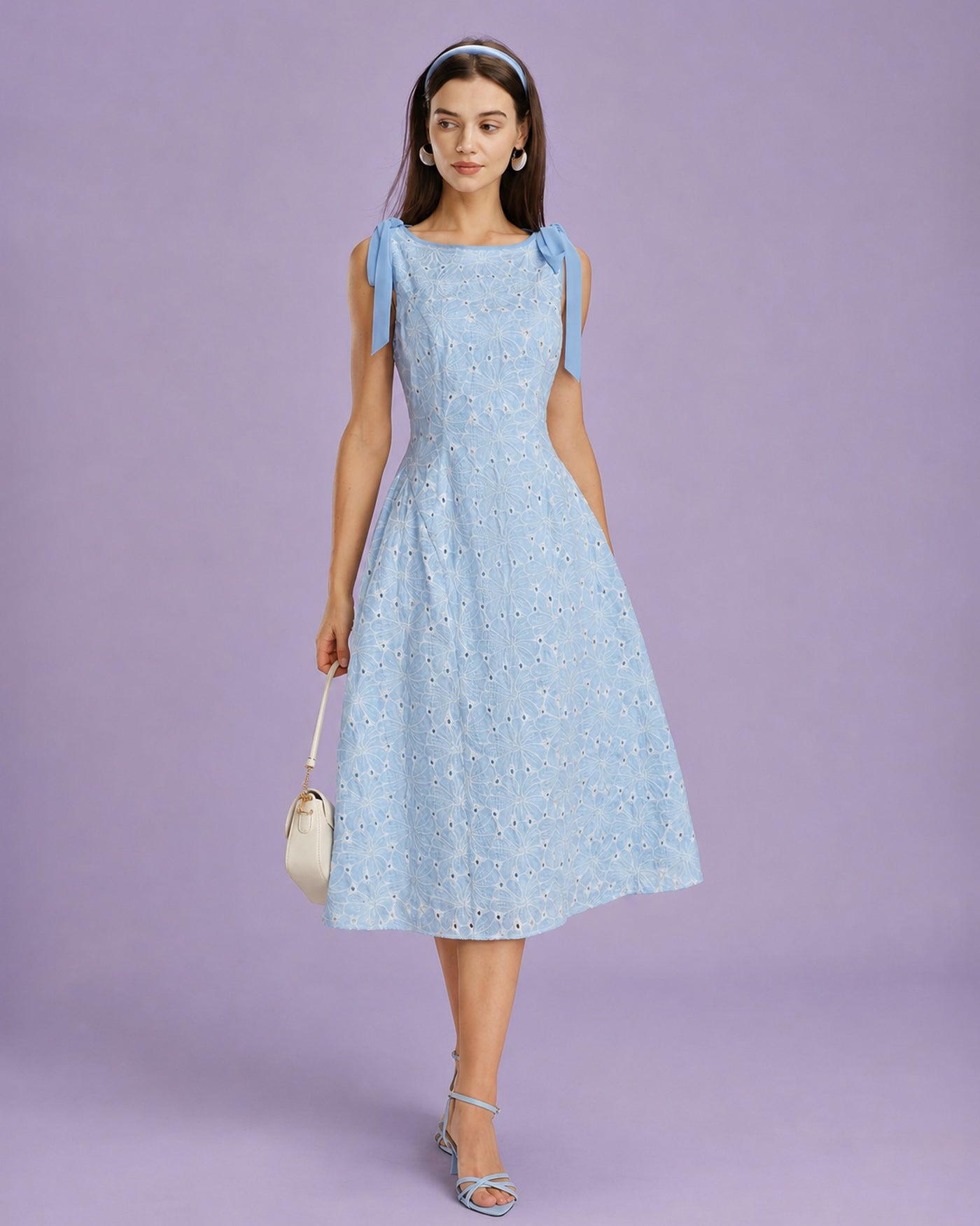 Vestido midi azul com bordado e decote canoa