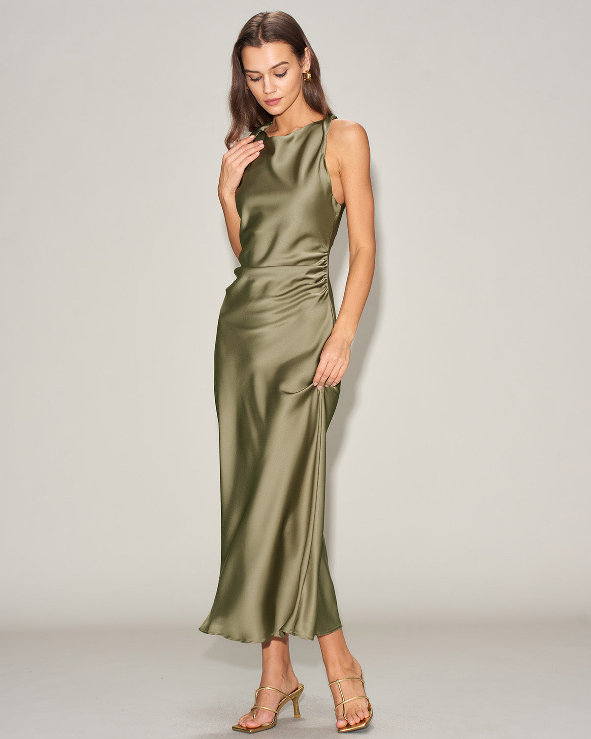 Vestido midi slip em cetim com decote canoa — Verde