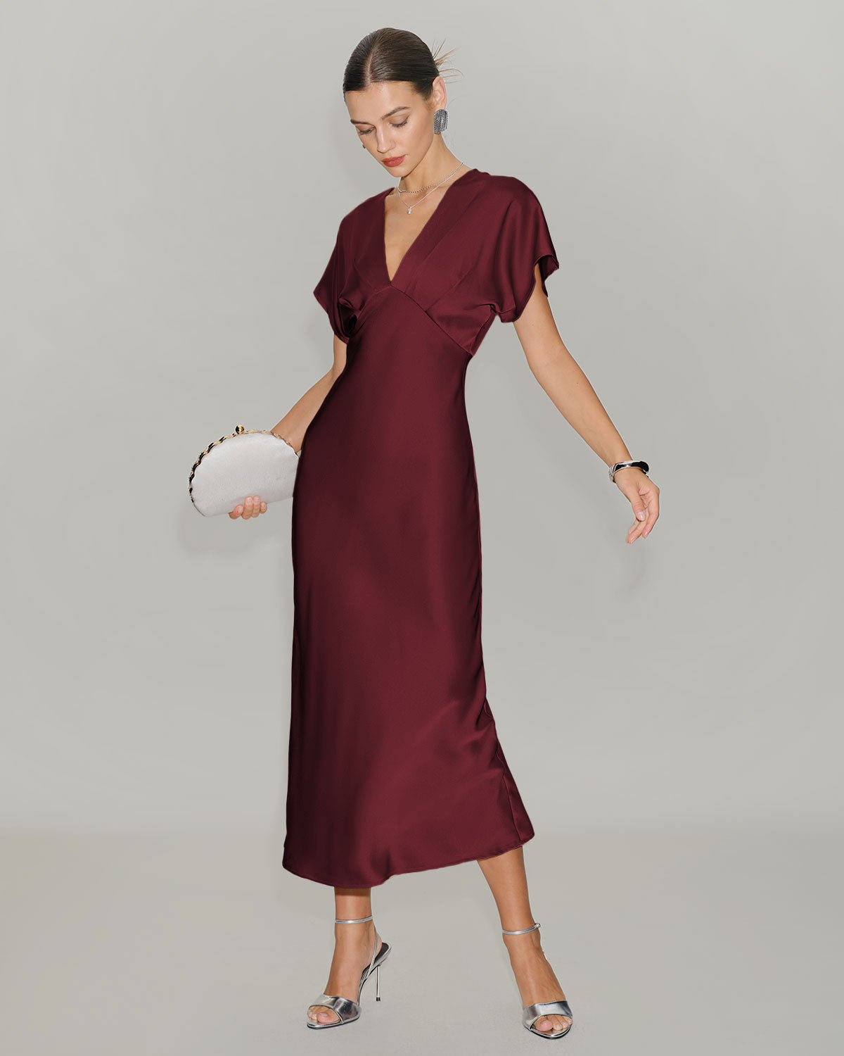 Vestido midi em cetim vinho com mangas drapeadas