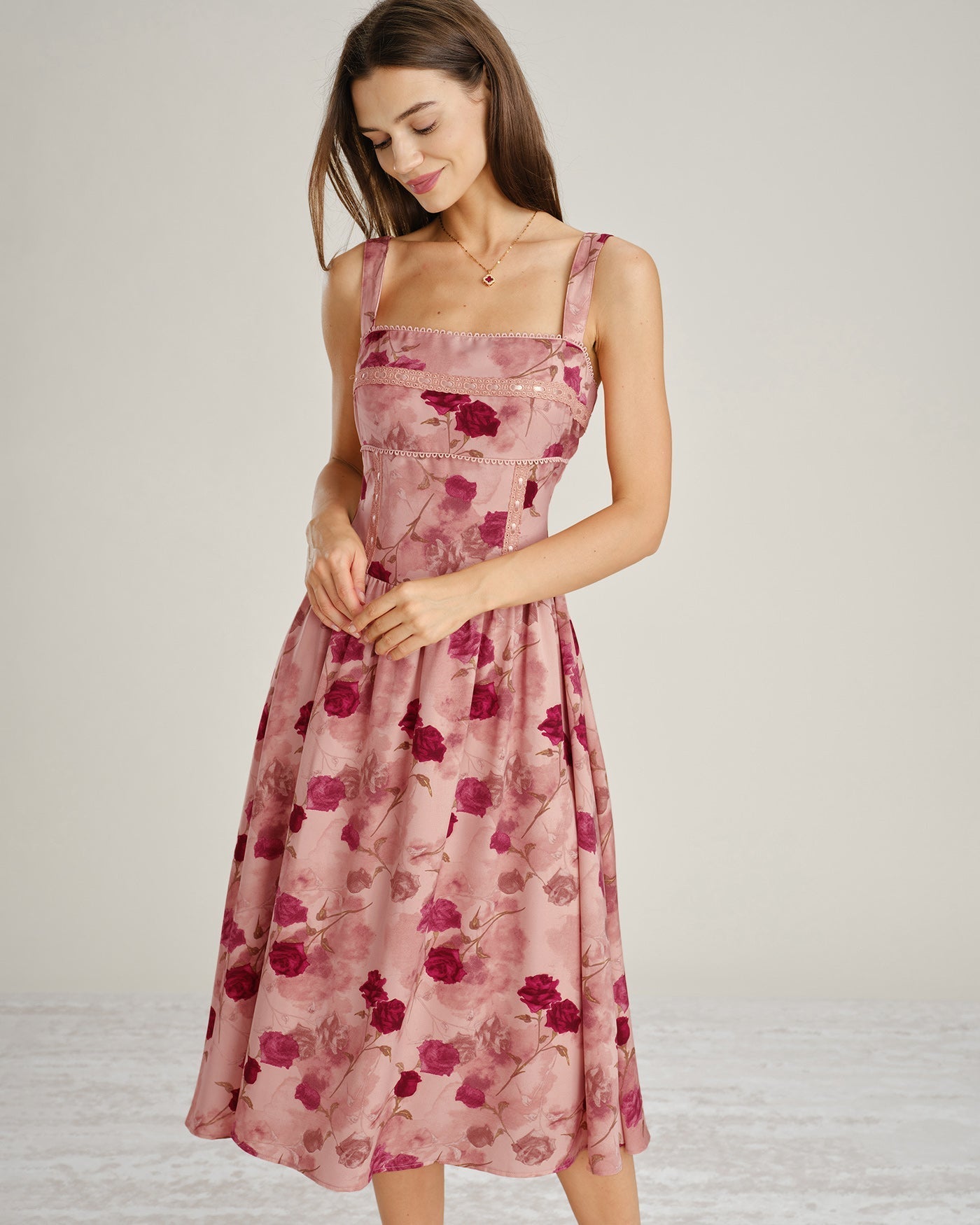 Vestido midi em renda floral com decote quadrado — Rosa