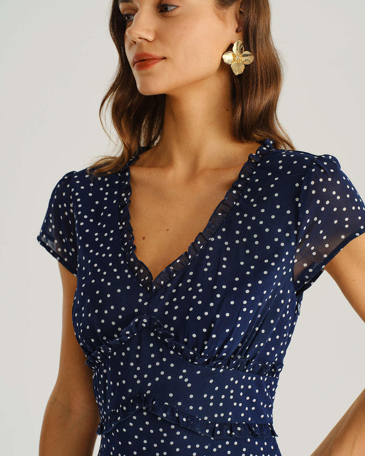 Vestido midi azul-marinho com estampa de poá e manga capa