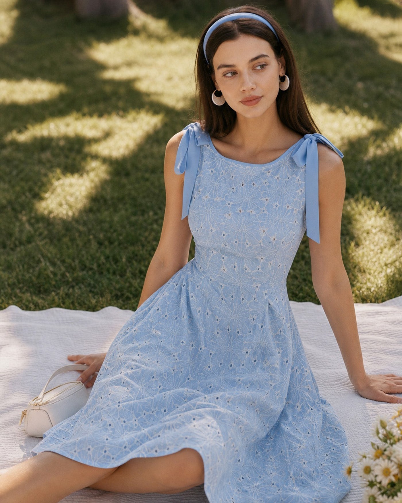 Vestido midi azul com bordado e decote canoa