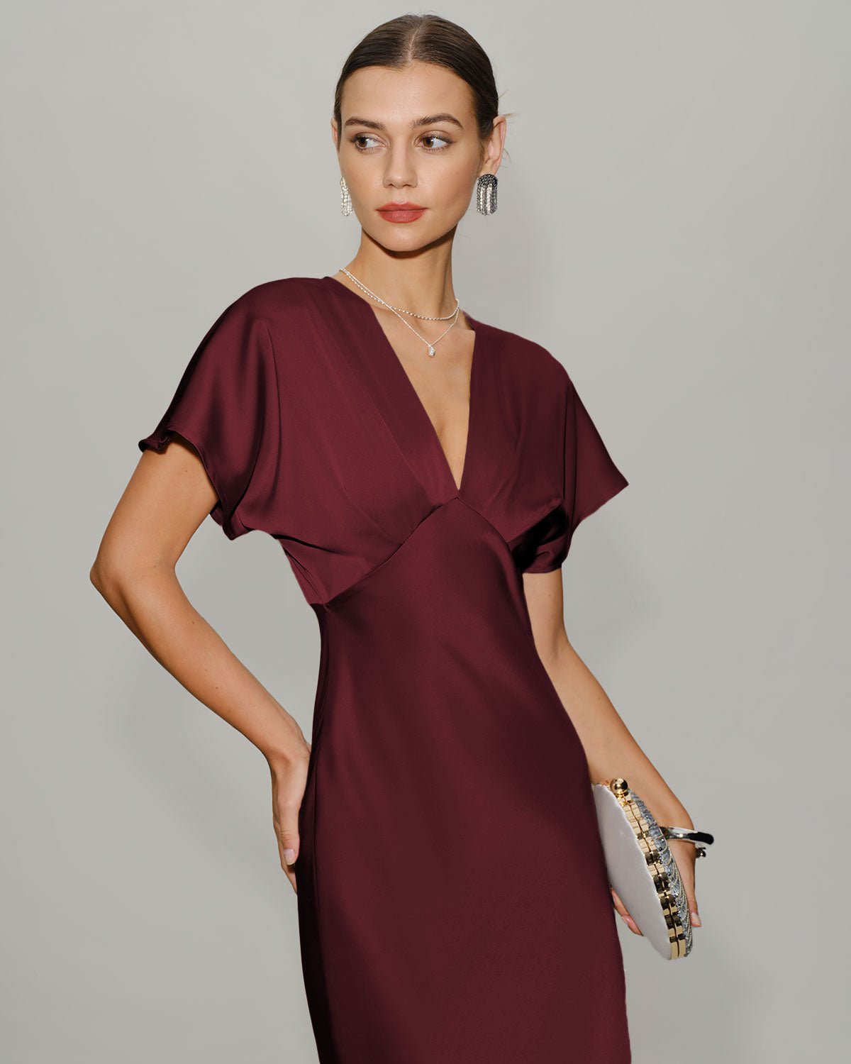 Vestido midi em cetim vinho com mangas drapeadas