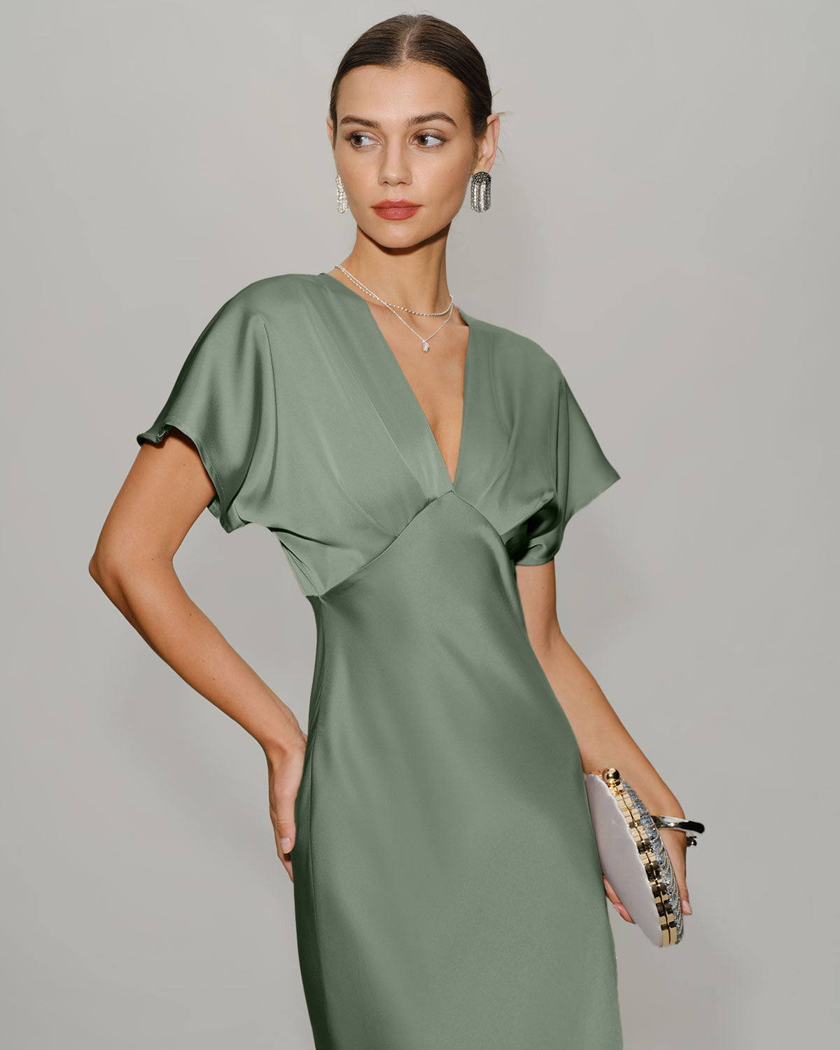 Vestido midi em cetim verde com decote em V e corte evasê