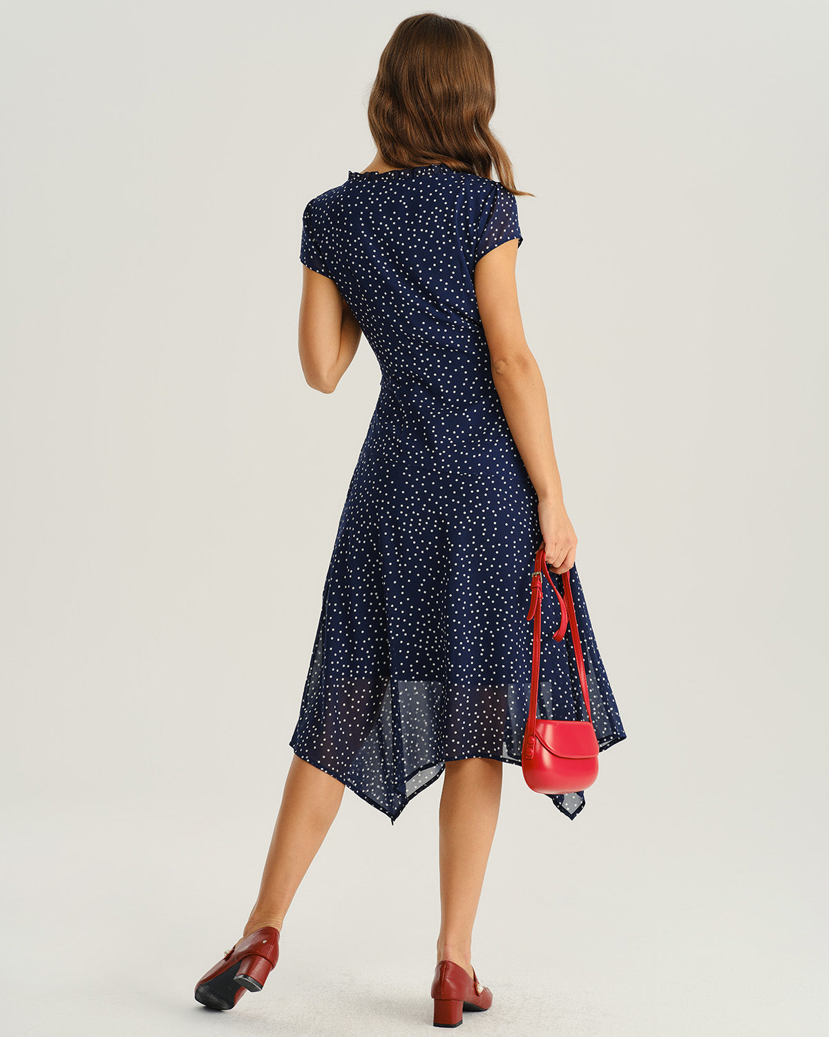 Vestido midi azul-marinho com estampa de poá e manga capa