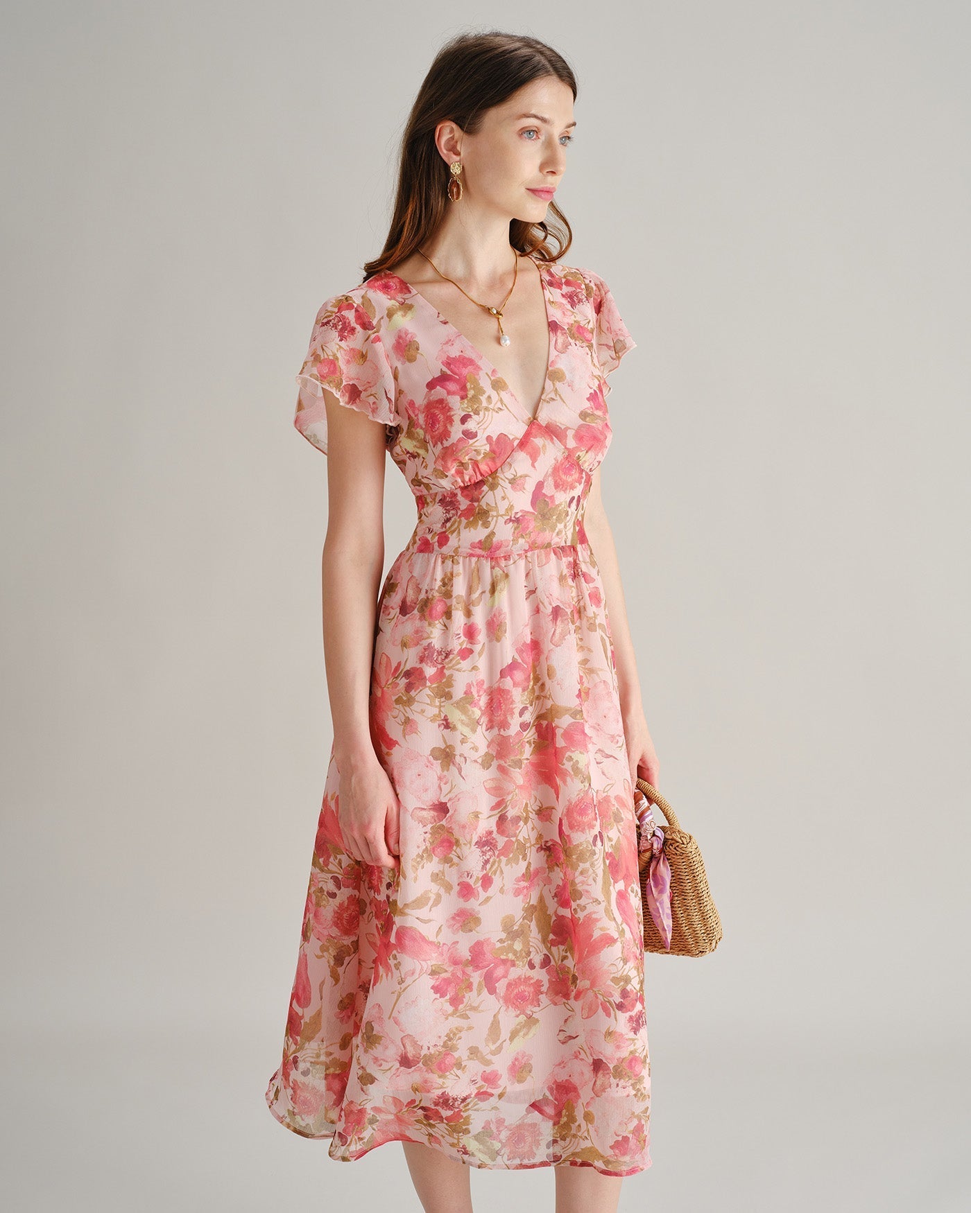Vestido midi rosa de chiffon com estampa floral e decote em V
