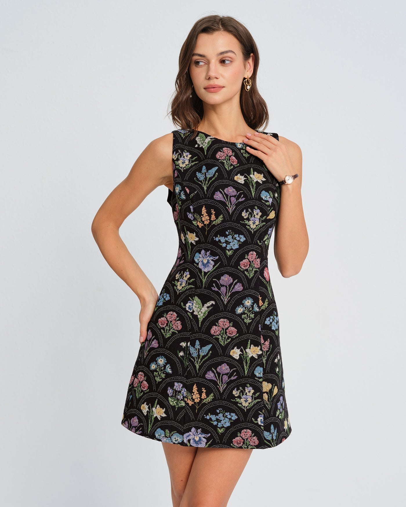 Minivestido floral preto com decote canoa