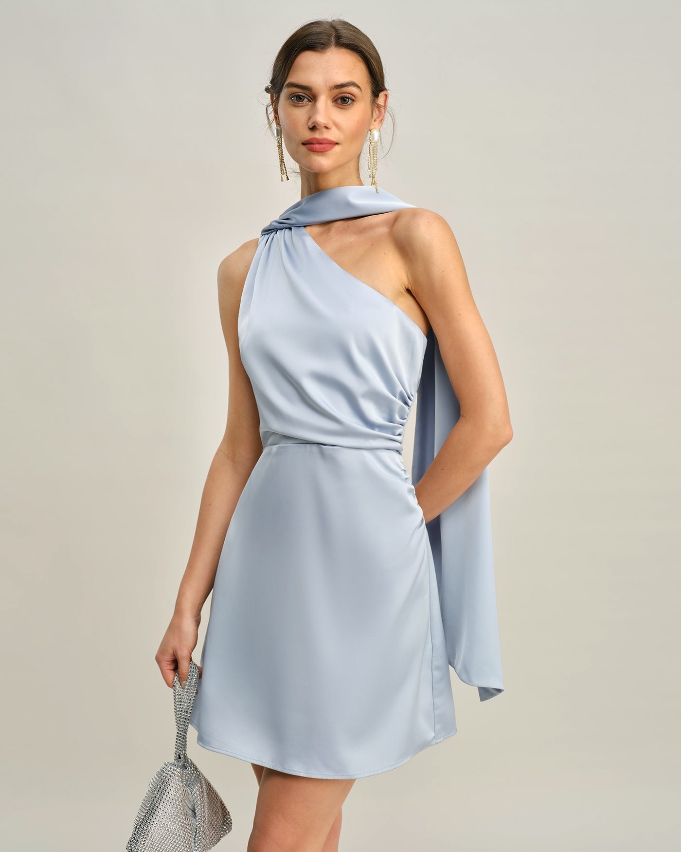 Vestido mini de cetim azul com um ombro só