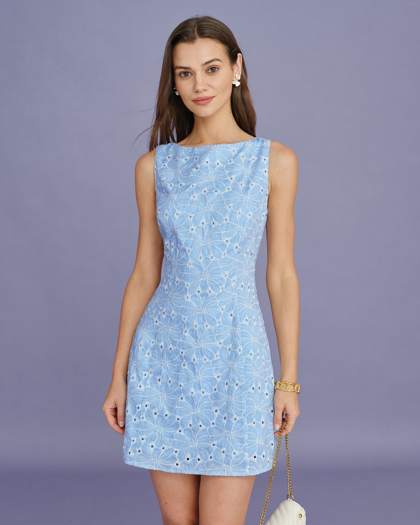 Vestido curto sem mangas com bordado azul