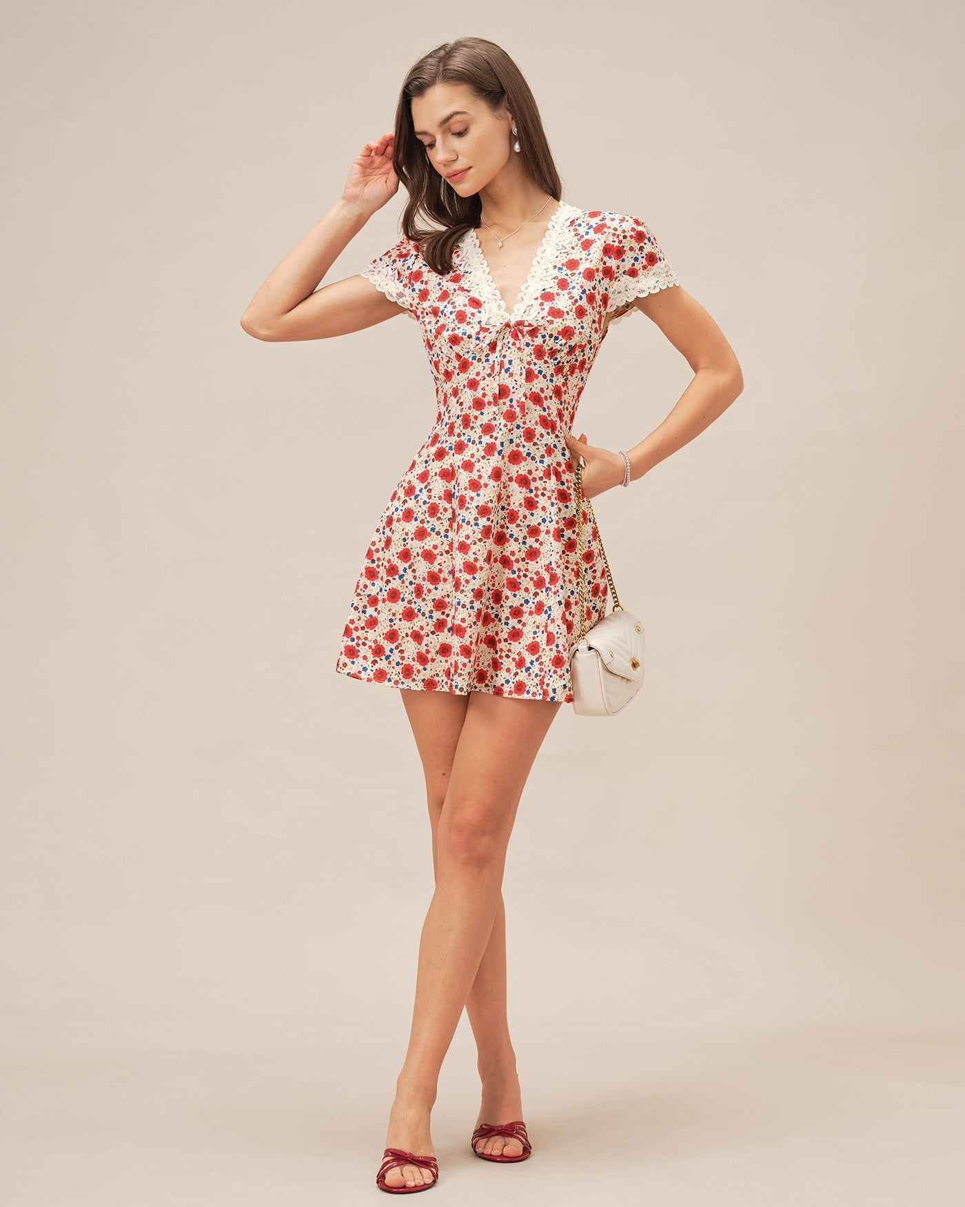 Vestido curto de renda floral com decote em V — Vermelho