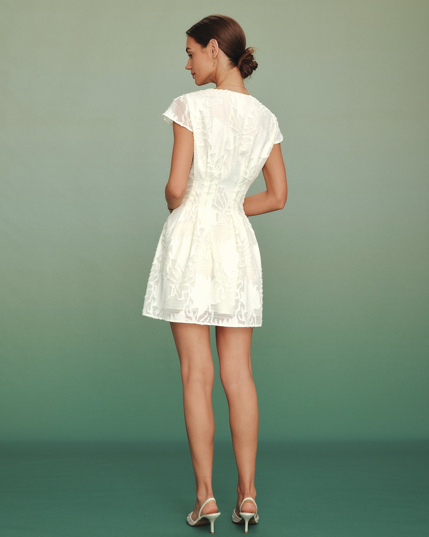 Mini-vestido texturizado com decote em V — Damasco