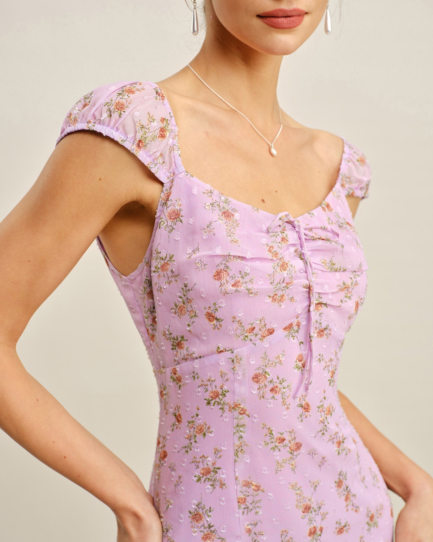 Vestido curto jacquard roxo com decote em coração