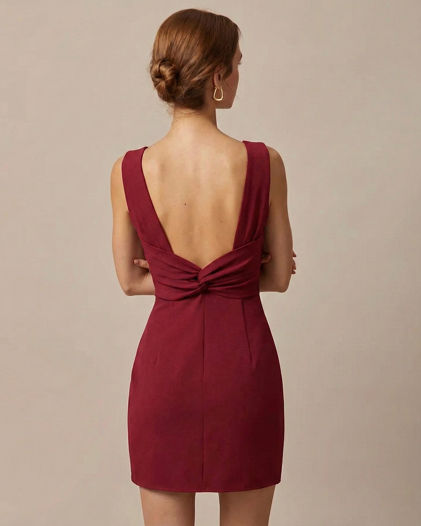 Minivestido vermelho com decote barco e costas à mostra