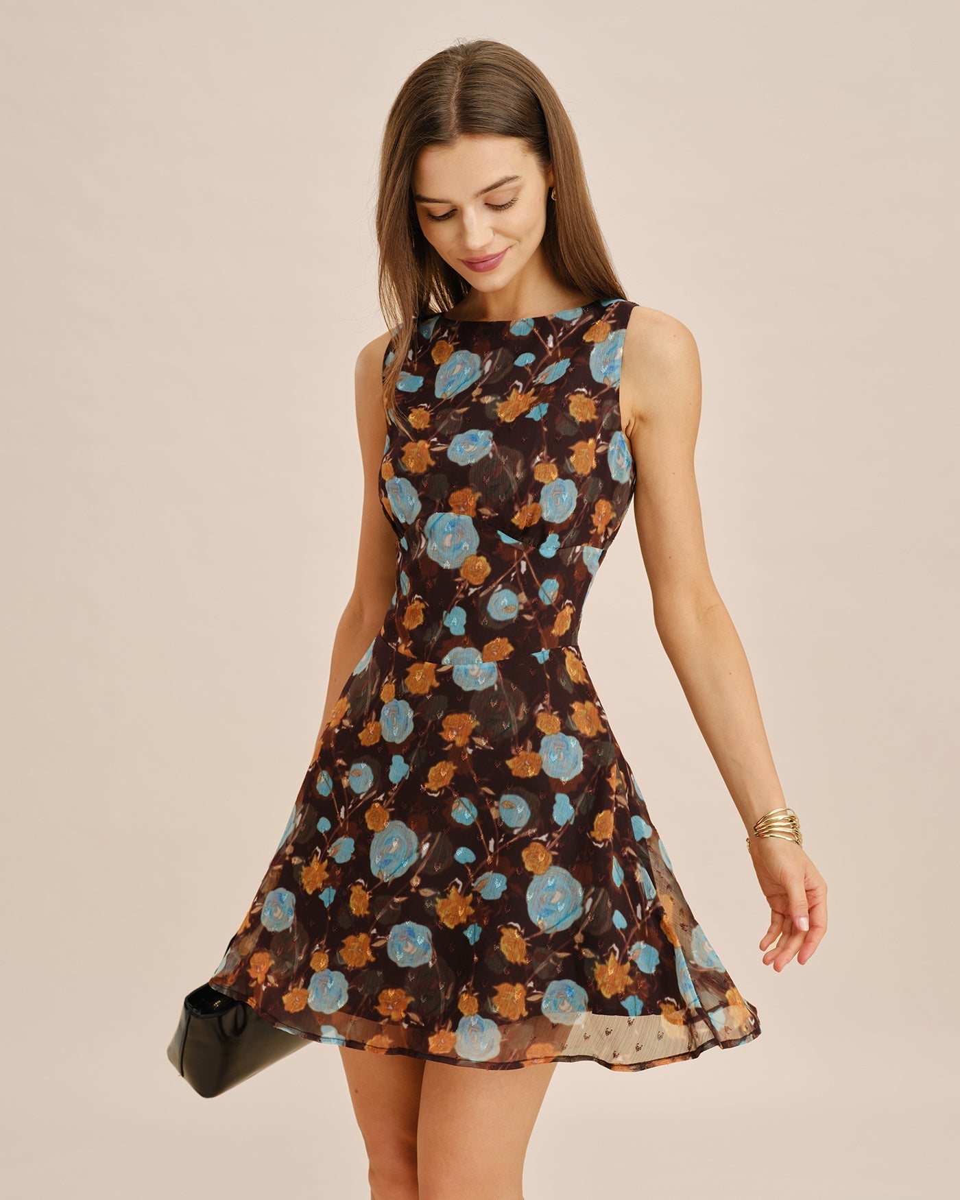 Mini-vestido floral com decote canoa — cor café