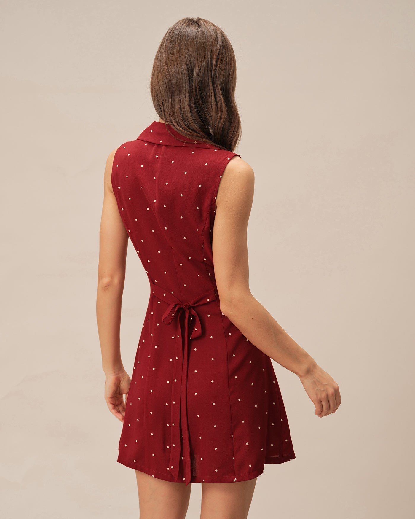 Vestido curto vermelho com decote em V e estampa de poás.