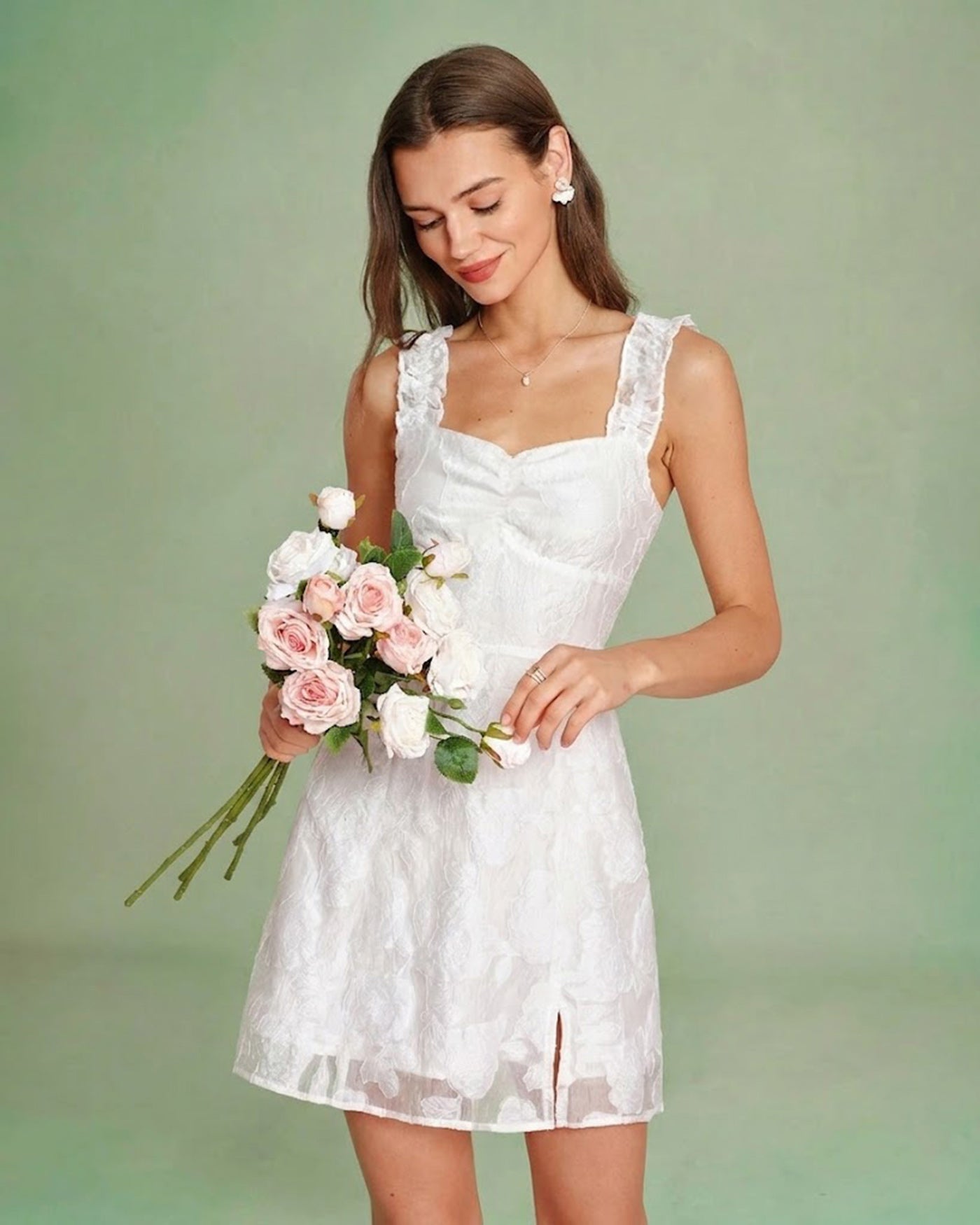 Mini vestido branco em jacquard com decote coração