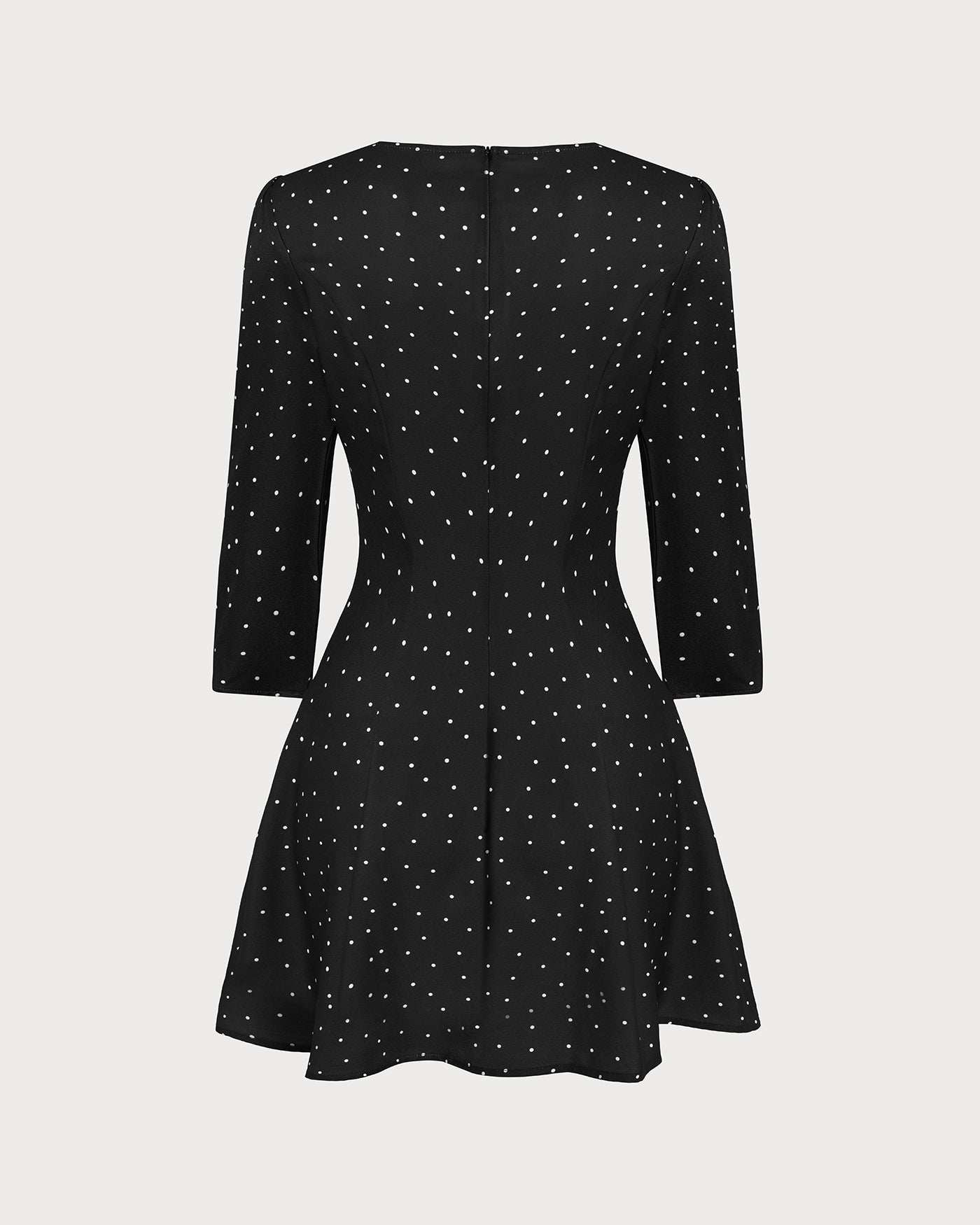 Vestido curto preto com decote quadrado e estampa de poás