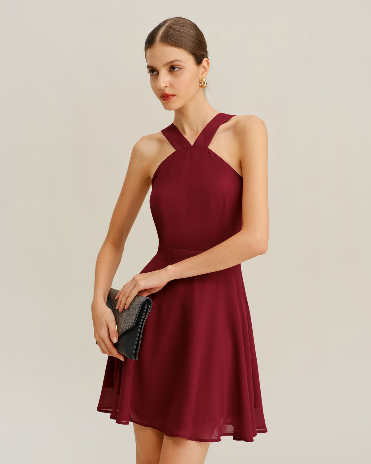 Vestido curto em chiffon vinho, corte evasê e sem mangas