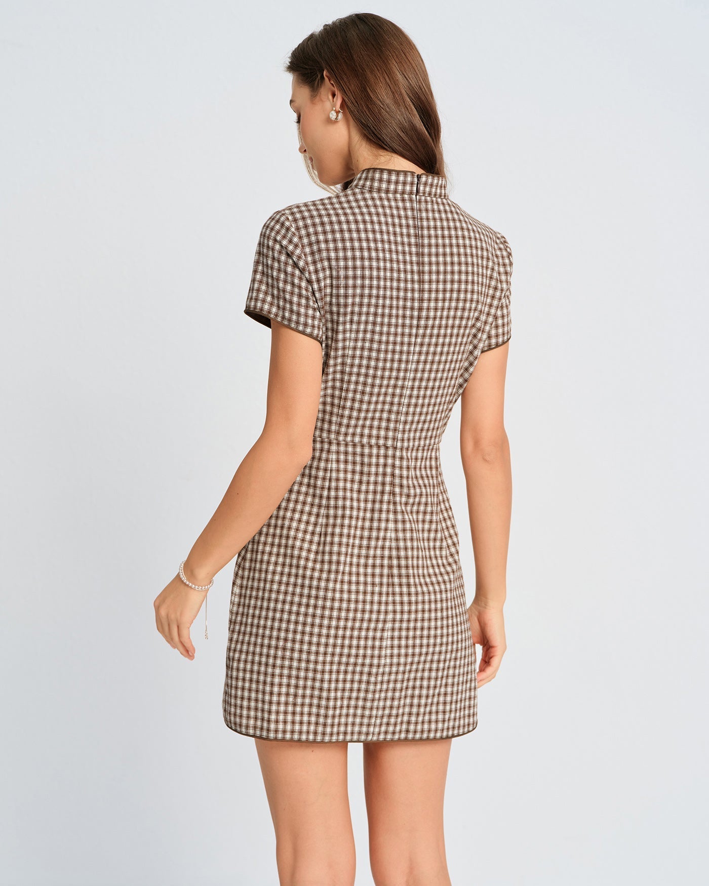 Vestido curto evasê xadrez marrom