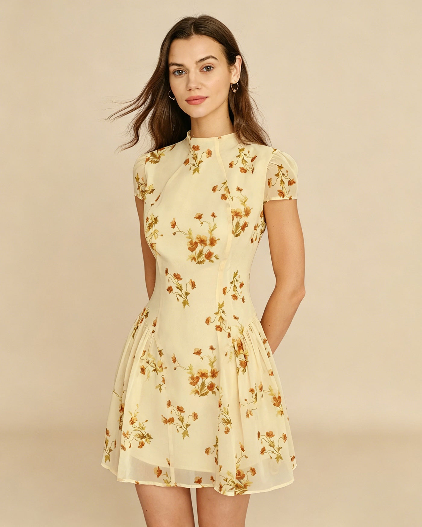 Vestido curto floral com estampa de tartarugas — Amarelo Claro