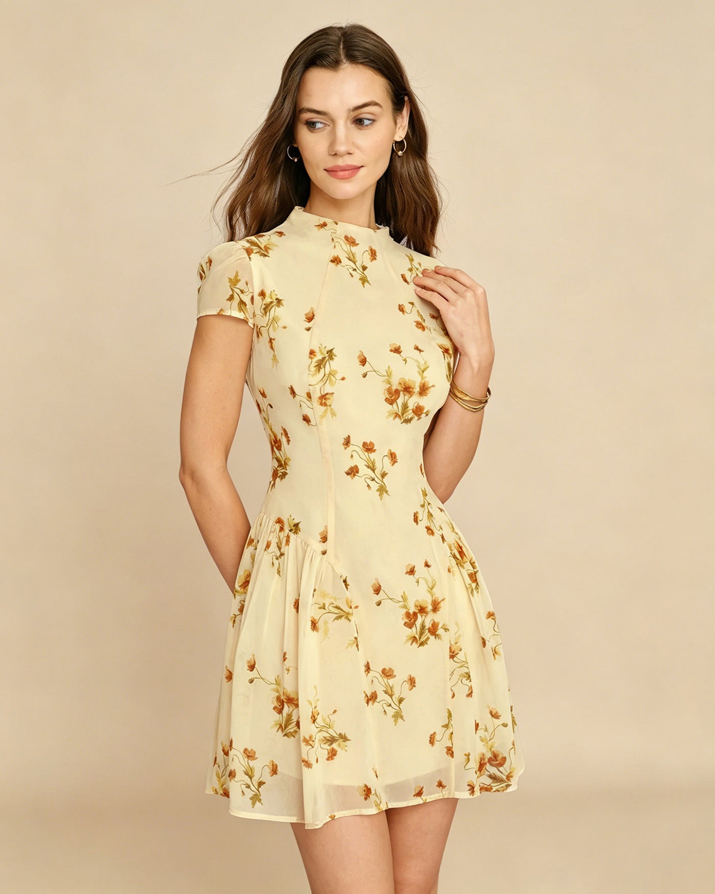 Vestido curto floral com estampa de tartarugas — Amarelo Claro