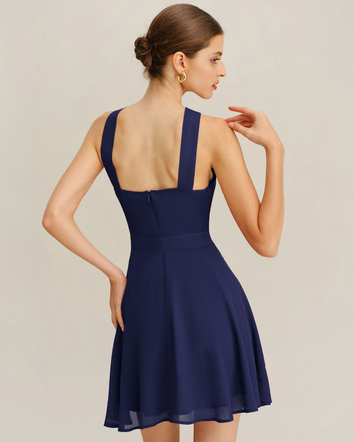Mini vestido evasê em chiffon marinho