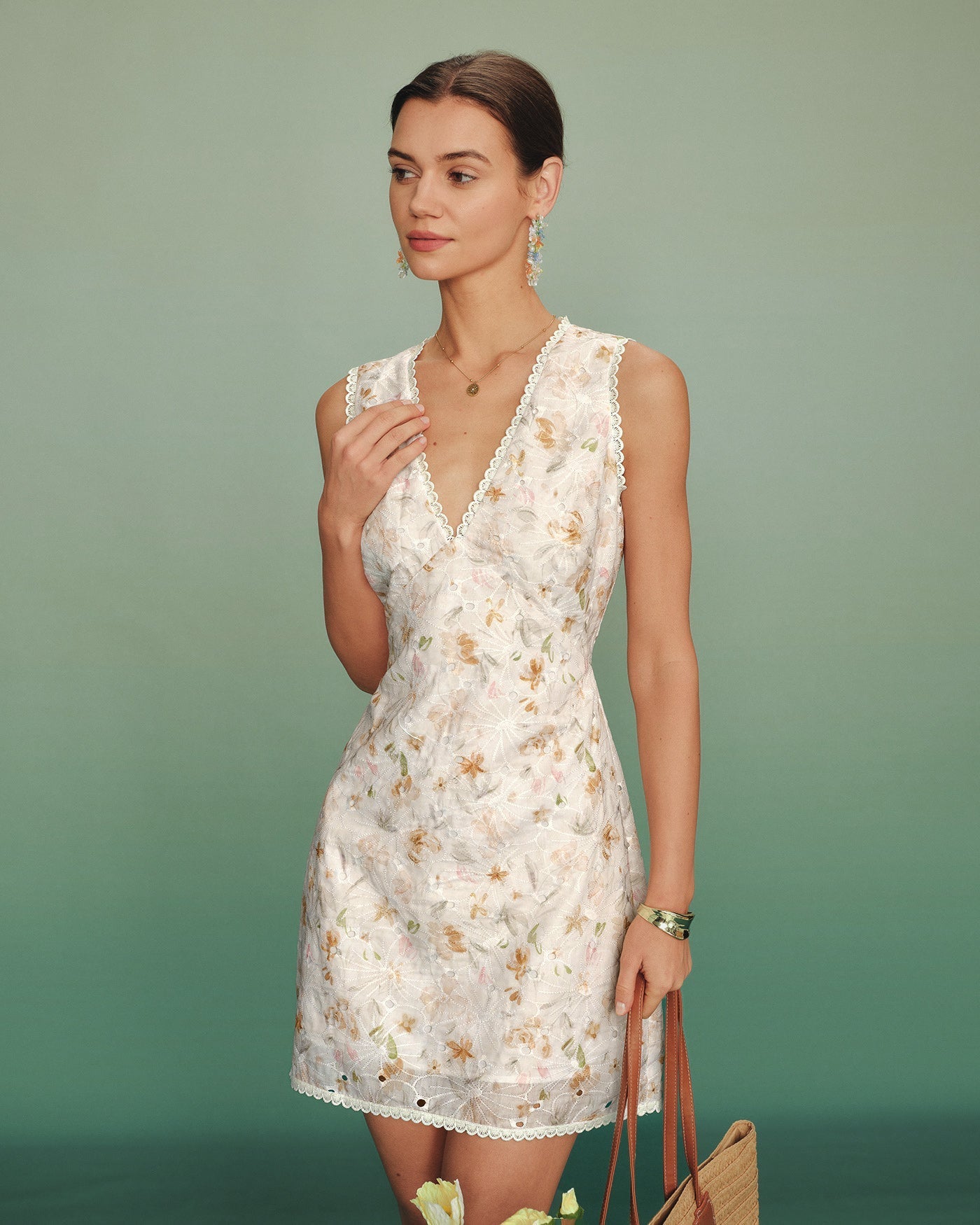 Vestido mini damasco com decote em V e recortes florais