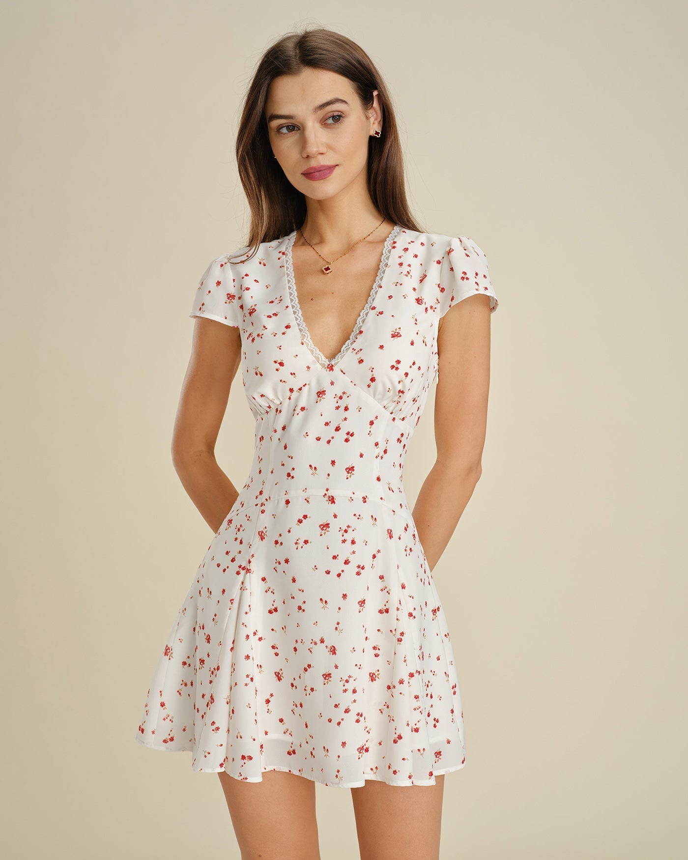Vestido mini floral de renda marfim com decote em V
