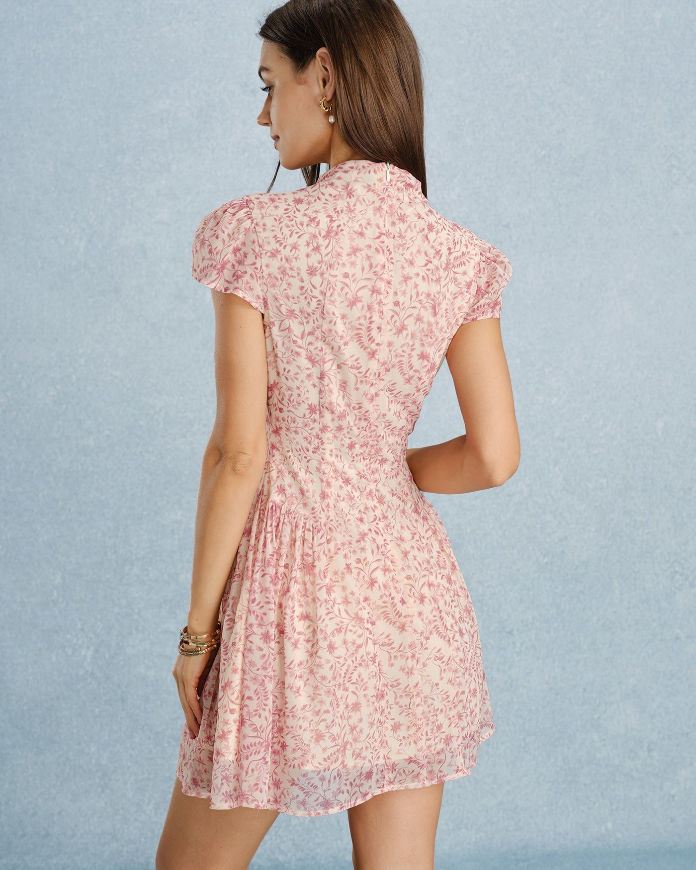 Vestido mini de chiffon floral rosa com gola alta