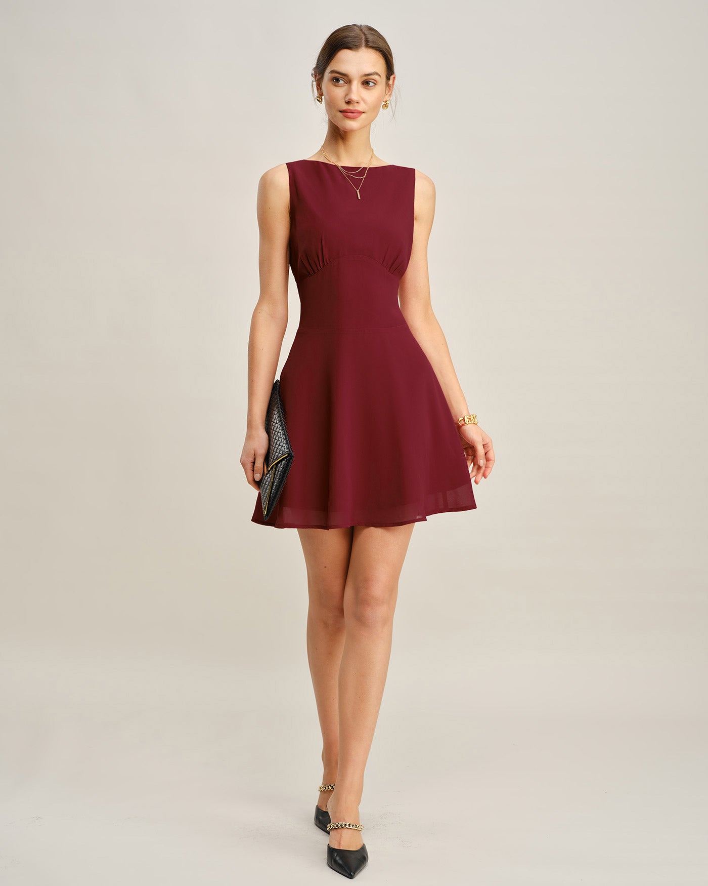 Vestido curto plissado vinho com decote canoa