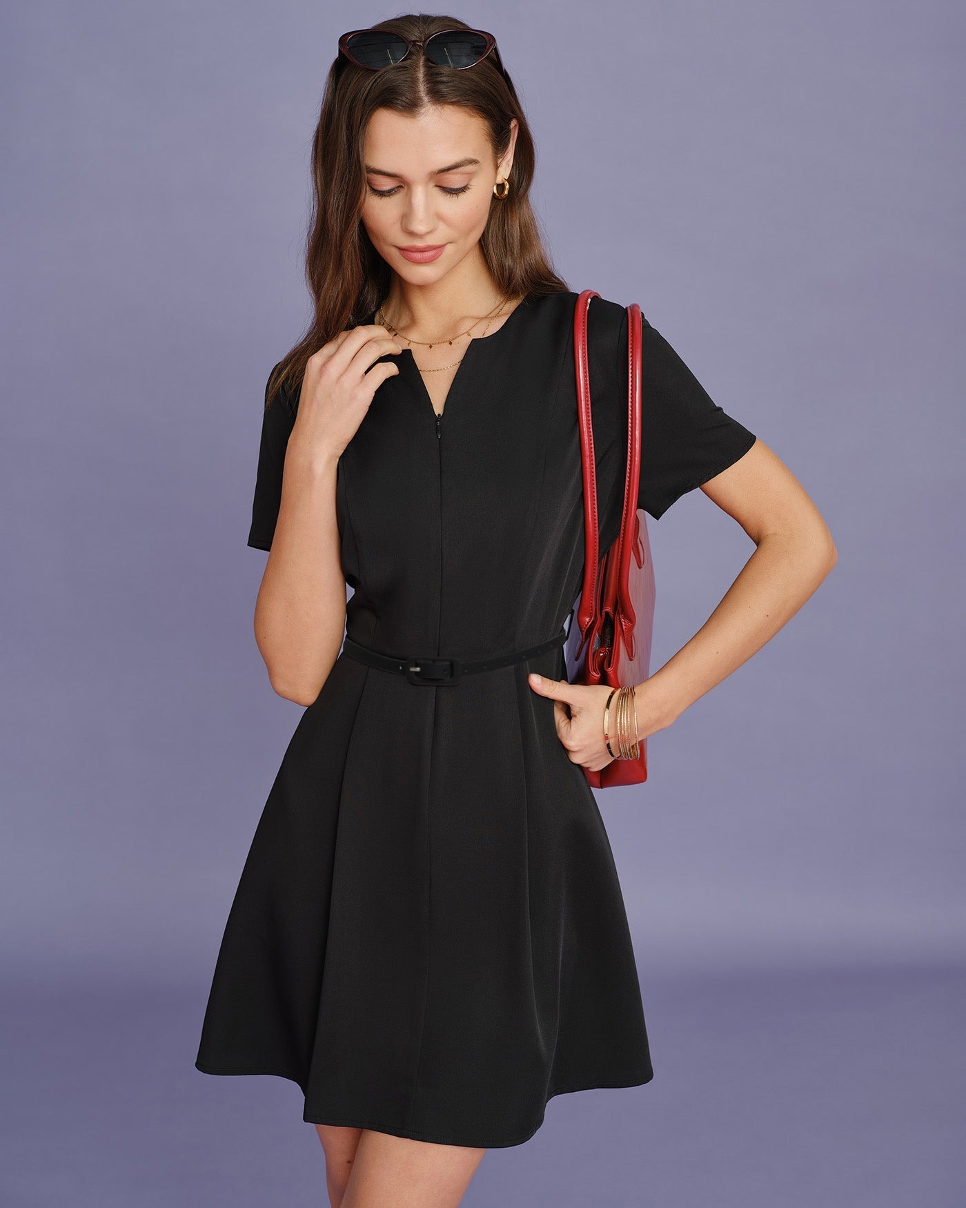 Vestido mini franzido com cinto preto