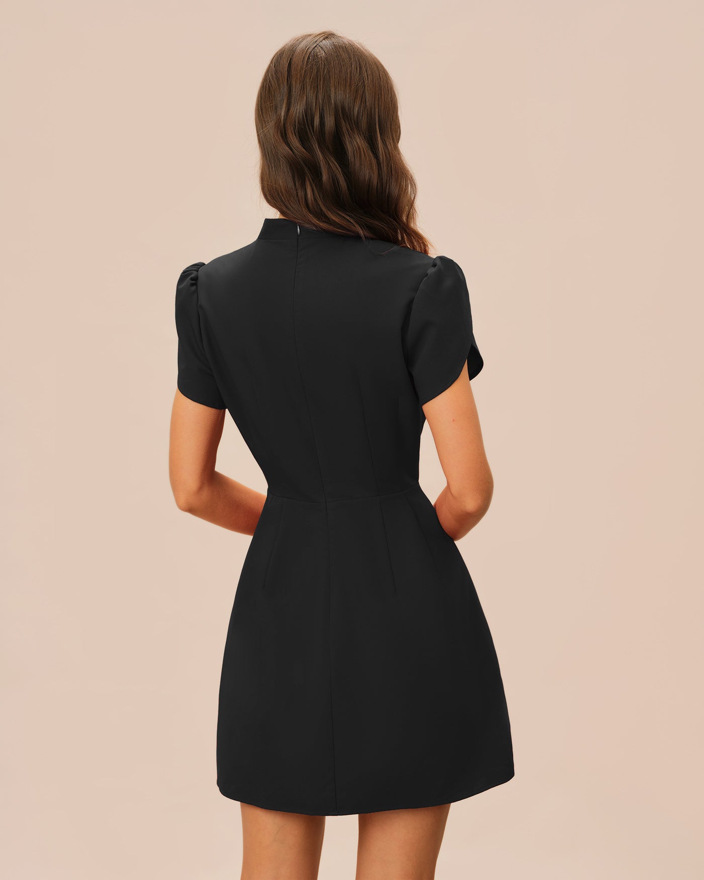 Vestido mini preto com gola mandarim e mangas pétala