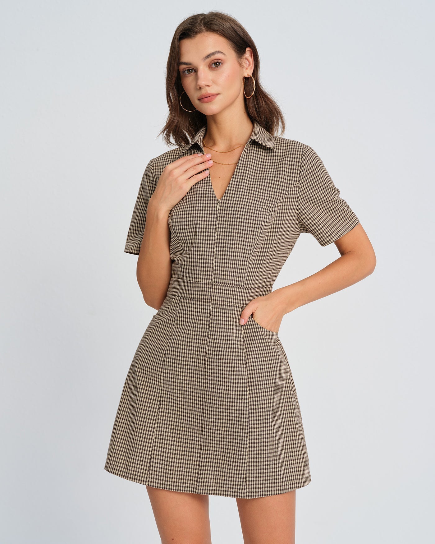 Vestido curto com gola xadrez marrom