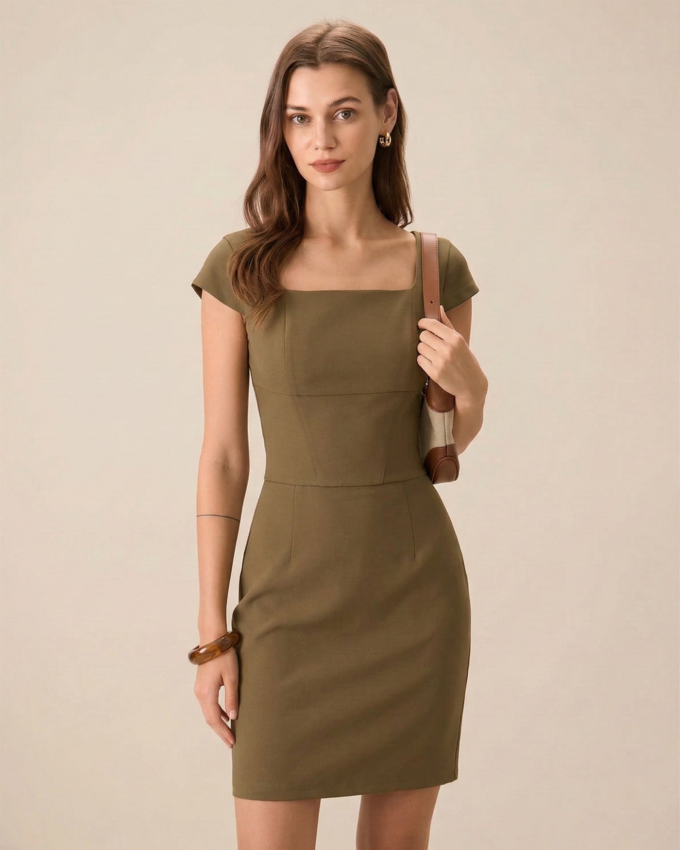 Vestido mini marrom com decote quadrado e manguitas