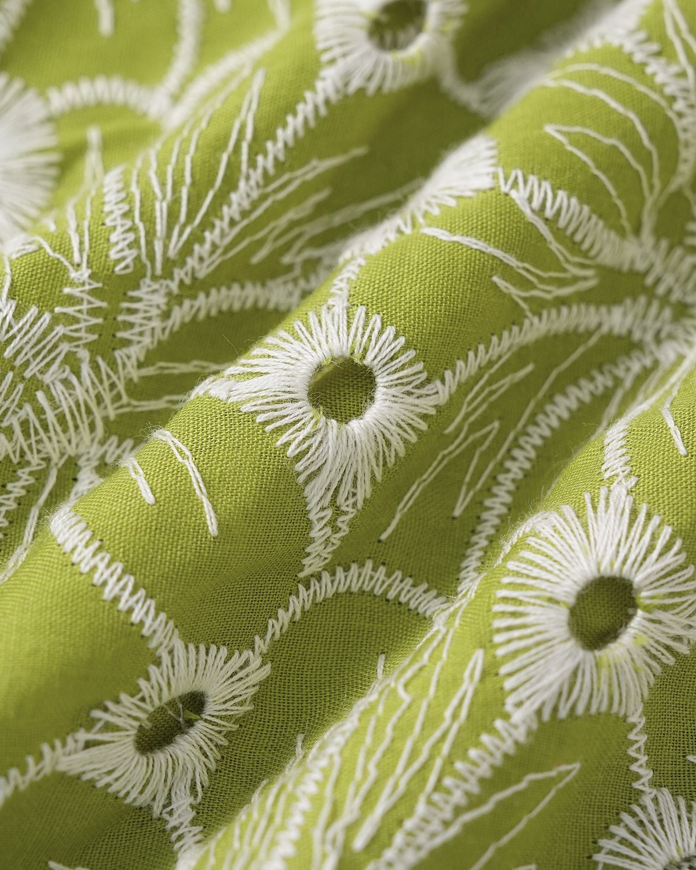 Vestido mini verde com decote canoa e bordado