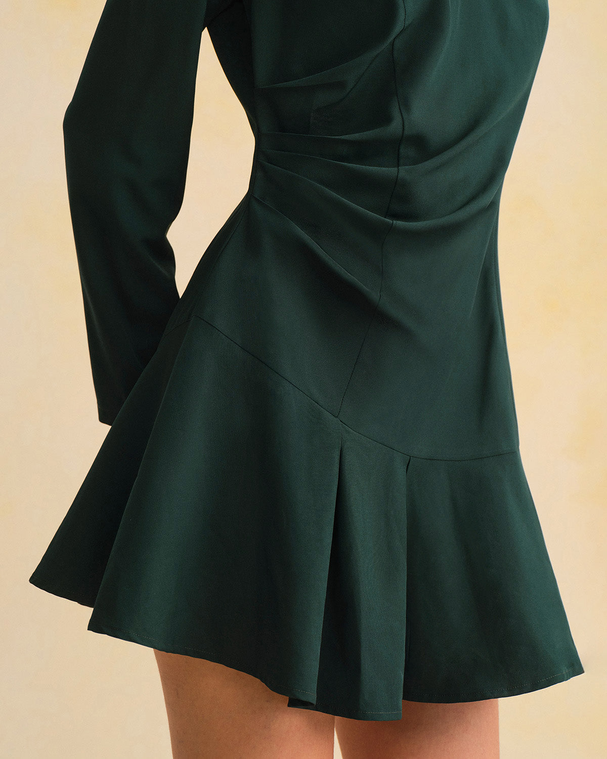 Minivestido verde com decote em V e franzidos