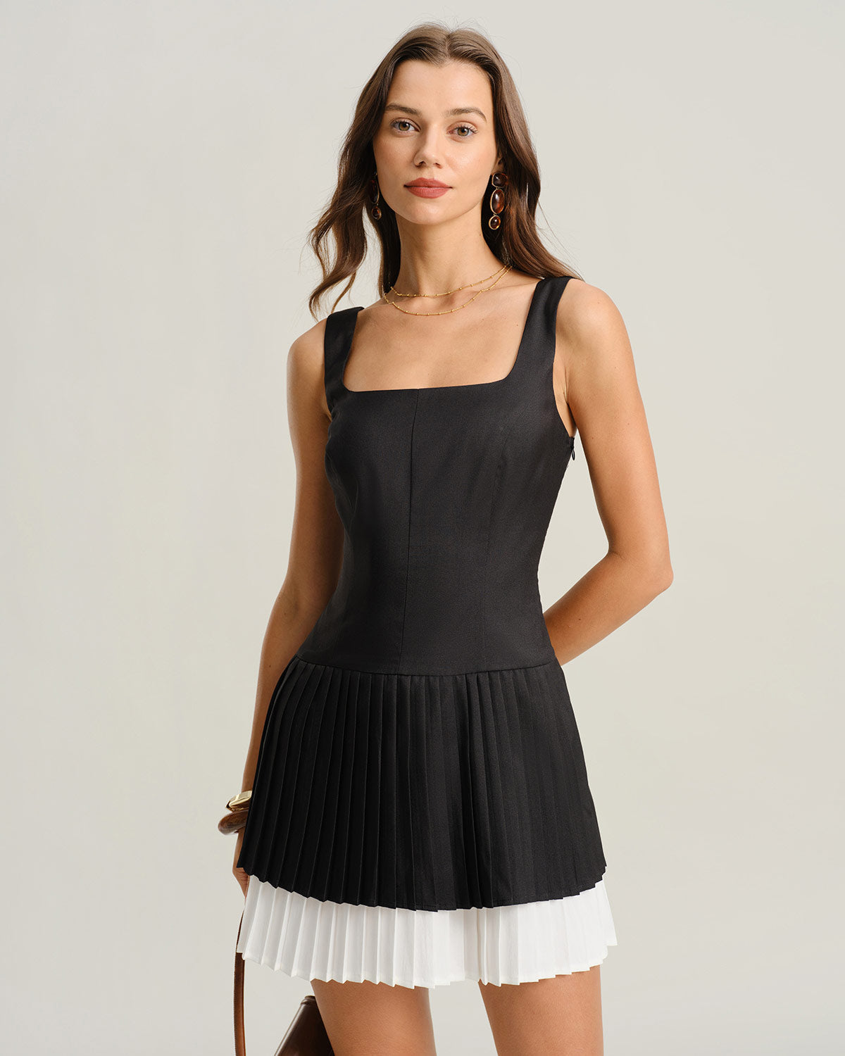 Vestido slip mini evasê com detalhe contrastante — Preto