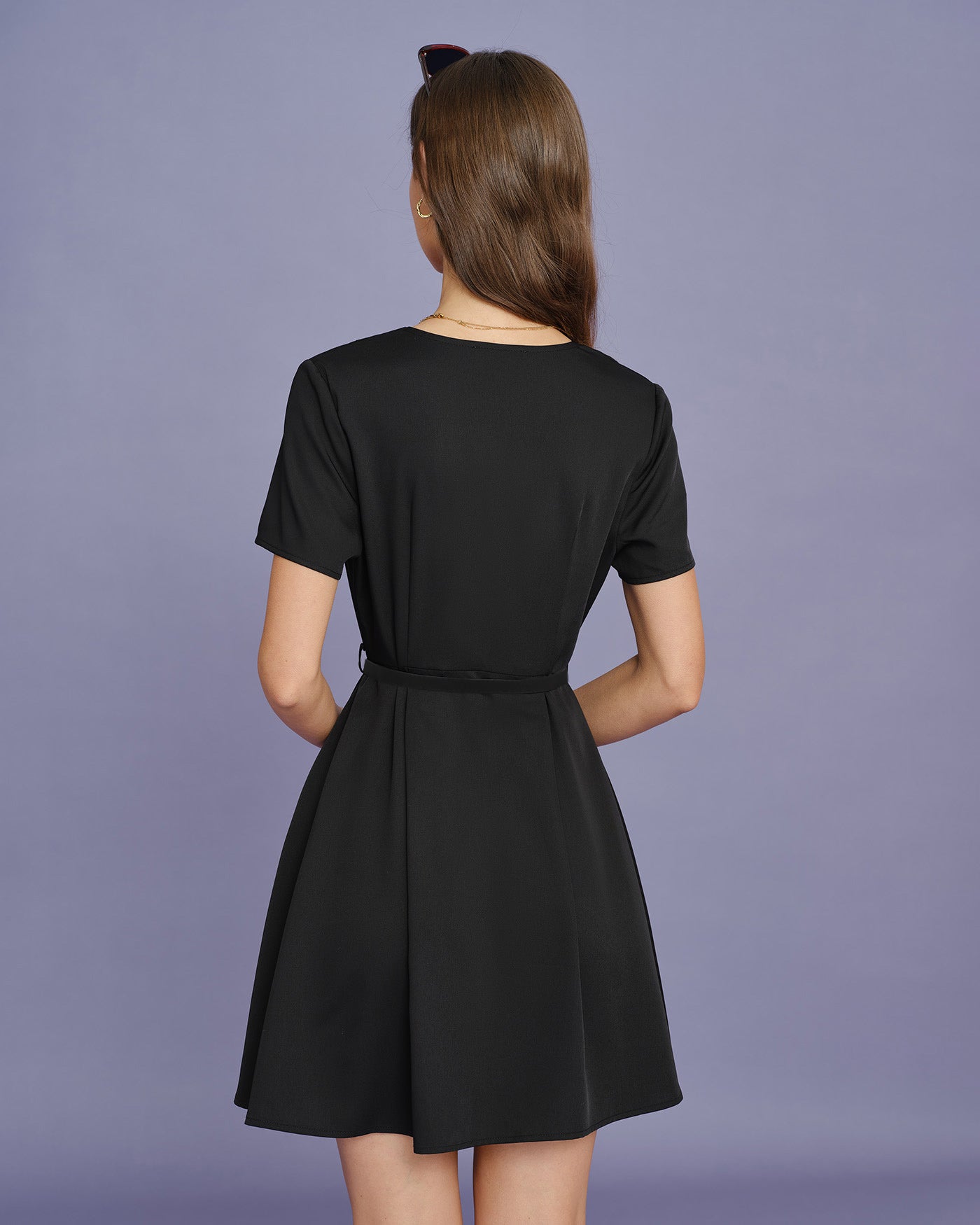 Vestido mini franzido com cinto preto