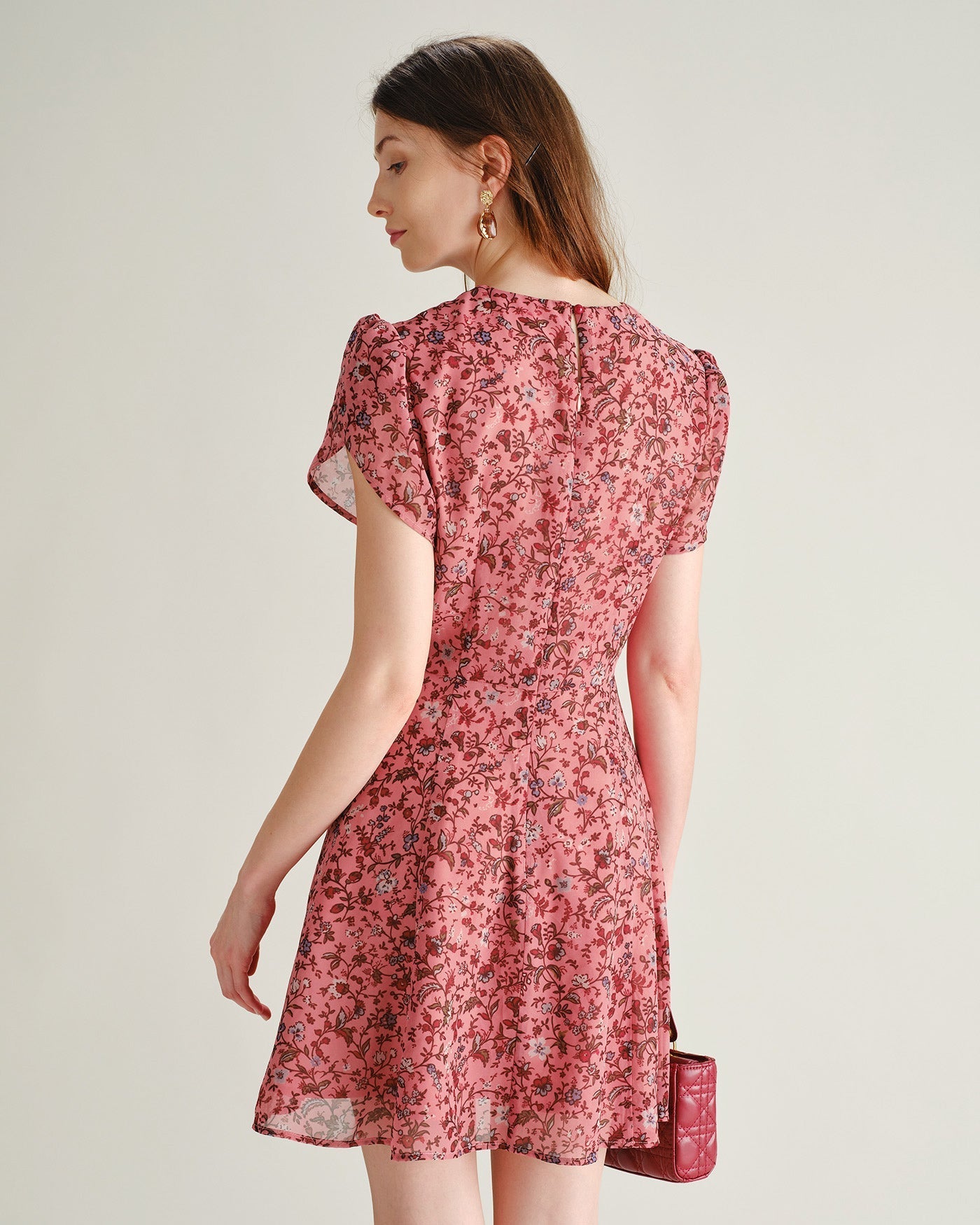 Mini vestido floral rosa em chiffon com babados