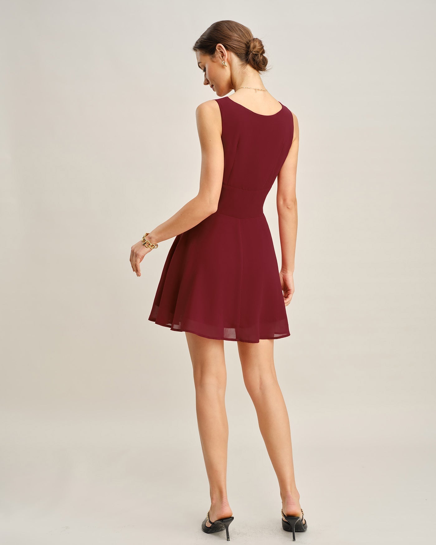 Vestido curto plissado vinho com decote canoa