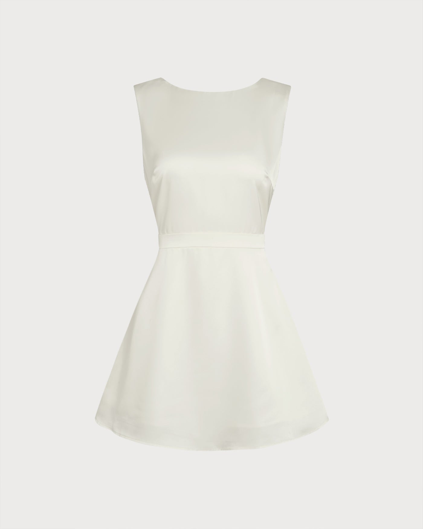 Vestido mini damasco com decote canoa e detalhes em pérolas