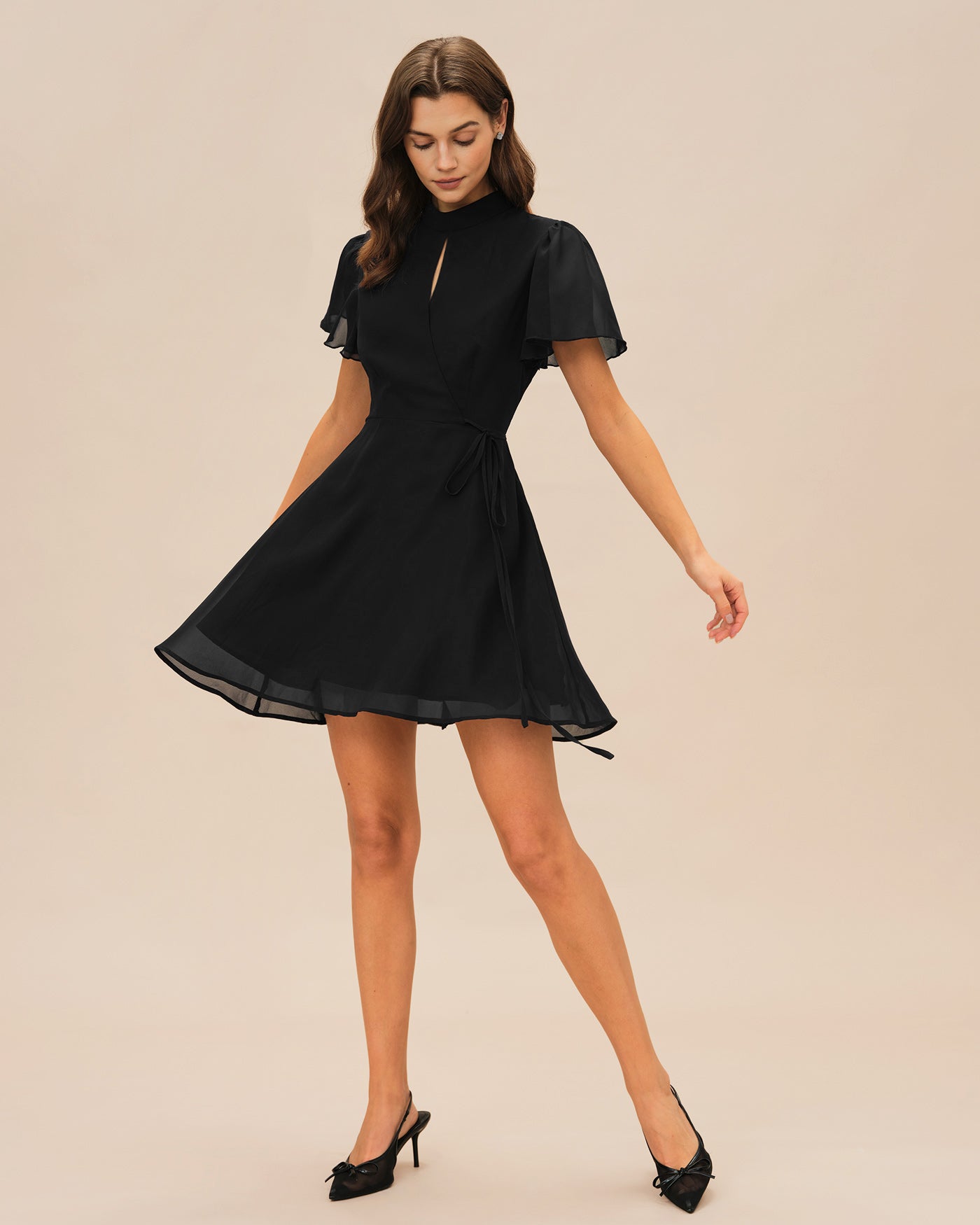 Vestido mini preto com gola rolê e mangas borboleta