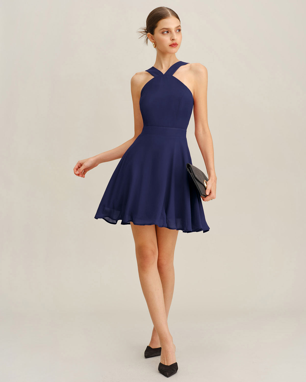Mini vestido evasê em chiffon marinho
