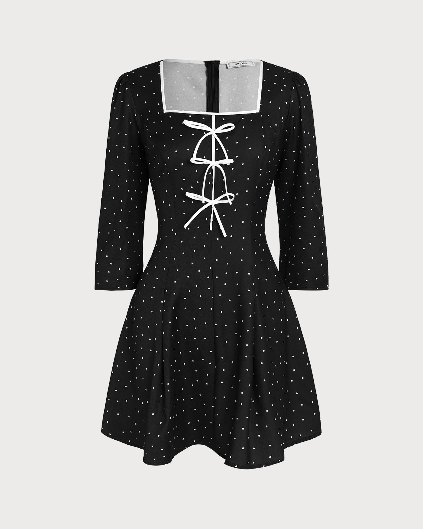 Vestido curto preto com decote quadrado e estampa de poás
