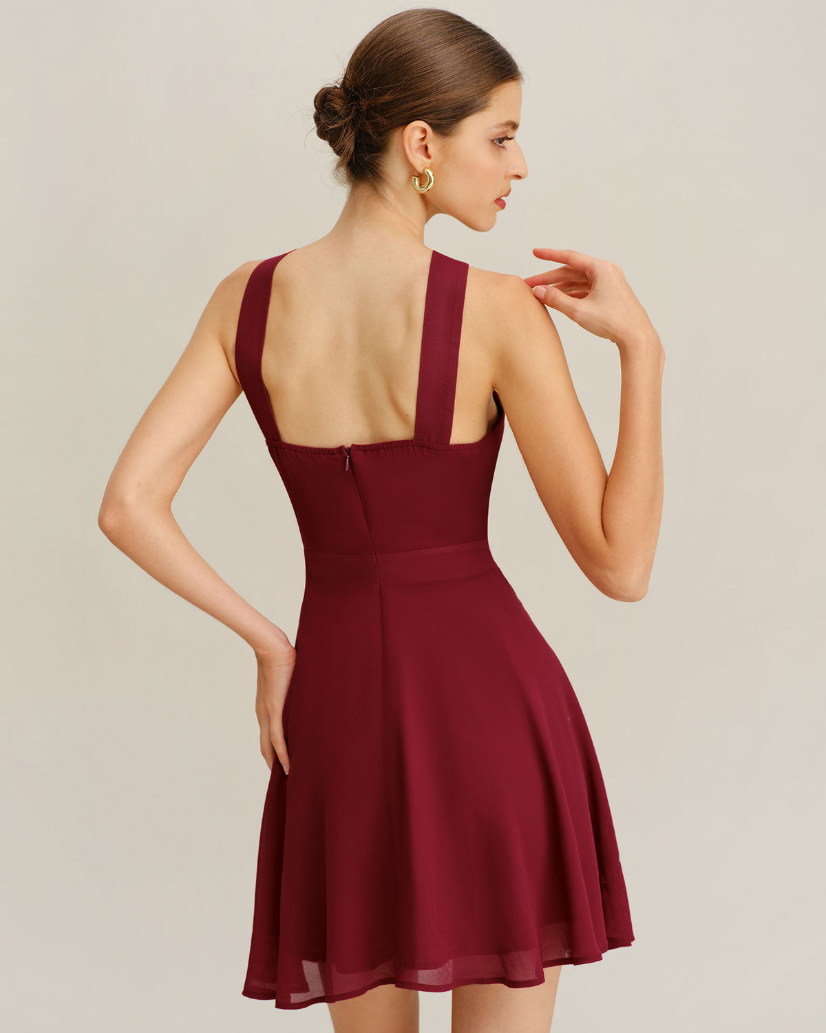 Vestido curto em chiffon vinho, corte evasê e sem mangas