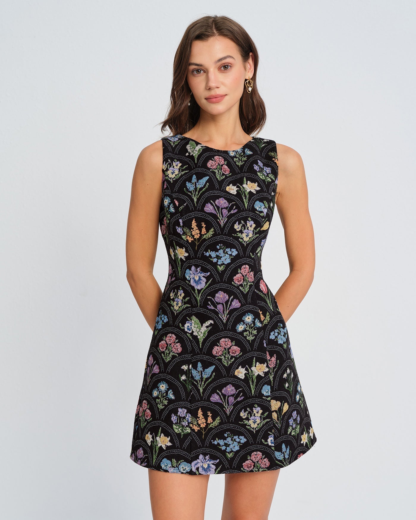 Minivestido floral preto com decote canoa