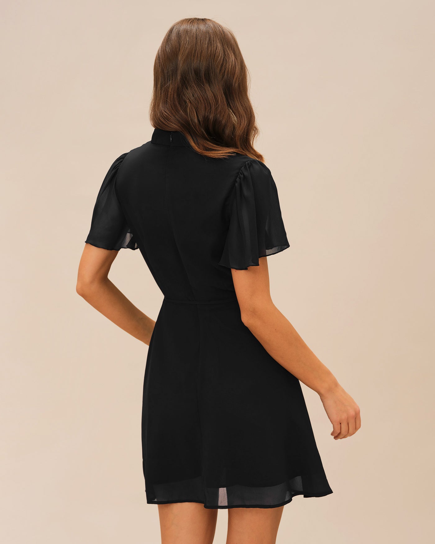 Vestido mini preto com gola rolê e mangas borboleta