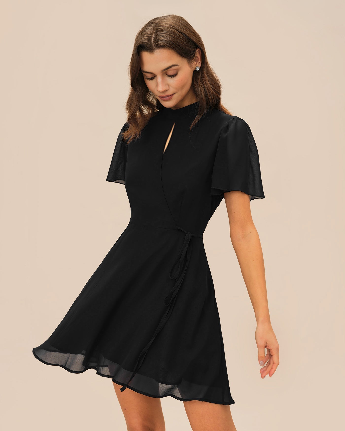 Vestido mini preto com gola rolê e mangas borboleta